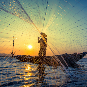 Pescador lançando rede